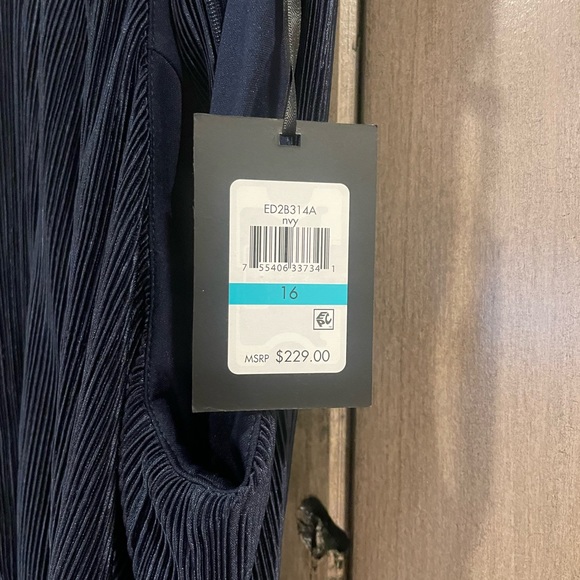 Mother of the bride / groom. DKNY gown. Beautiful navy blue. - Picture 6 of 12